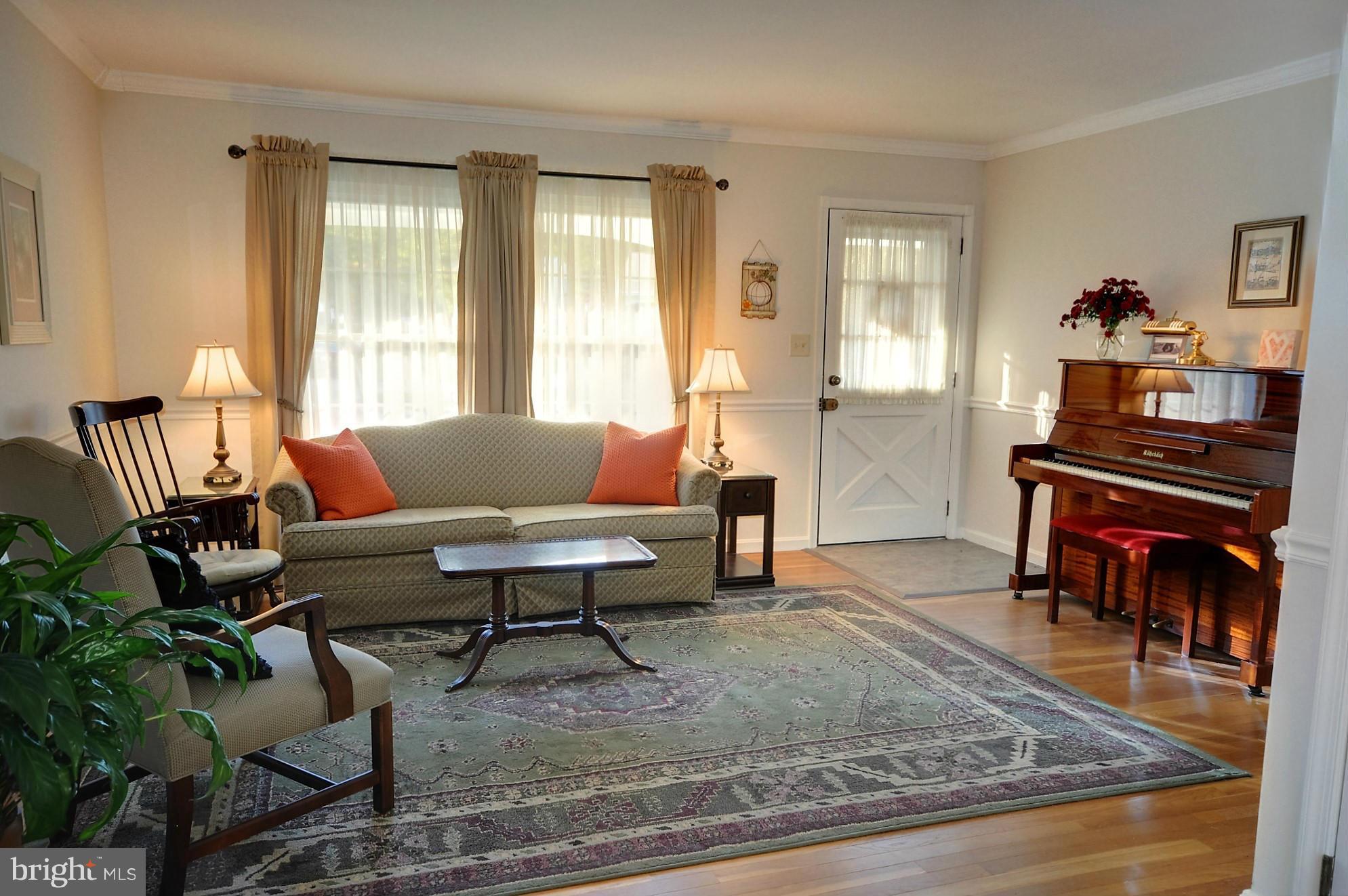 417 Bathurst Road Catonsville, MD 21228 - Photo 3 of 30 Living Room