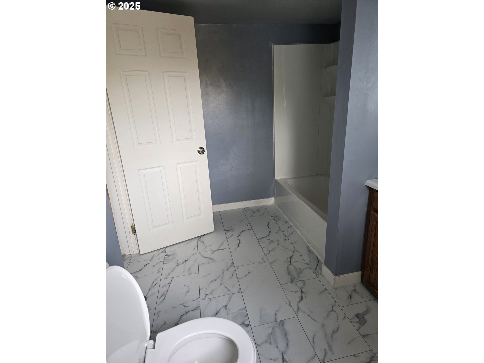 510 Northwest 11th Street Pendleton, OR 97801 - Photo 8 of 20 a living room with furniture and a window