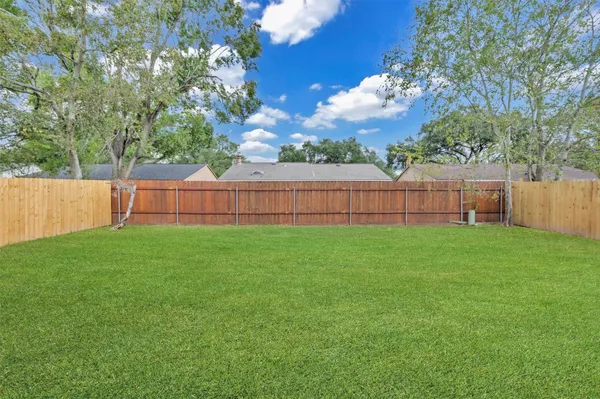 a view of yard with green space