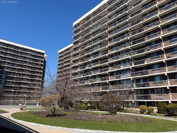 $350,000 | 152-18 Union Turnpike, Unit 209P | Kew Gardens Hills
