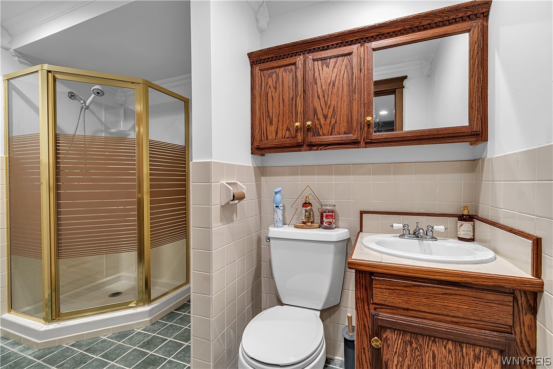 8165 Miles Road Clarence, NY 14051 - Photo 24 of 50 2nd Full Bath 1st Floor off of Kitchen