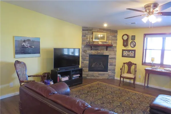 $640,000 | 3100 Southeast Wamsley Road, Cameron, MO 64429