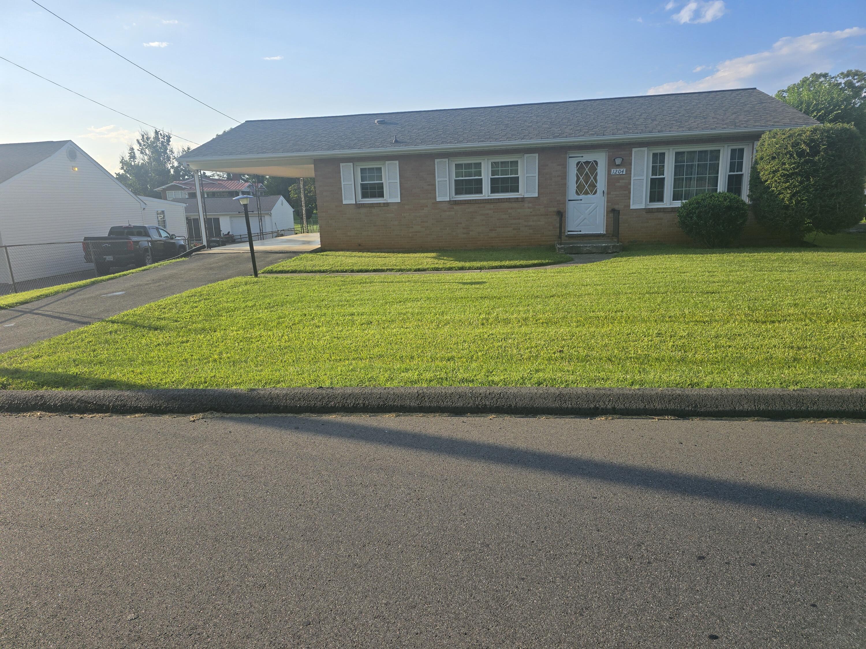 1204 Mountain View Road Vinton, VA 24179 - Photo 2 of 18 1000010345 (7)