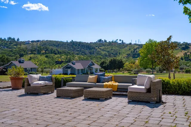 $1,750,000 | 416-418 Royal Meadows Court, Santa Rosa, CA 95404