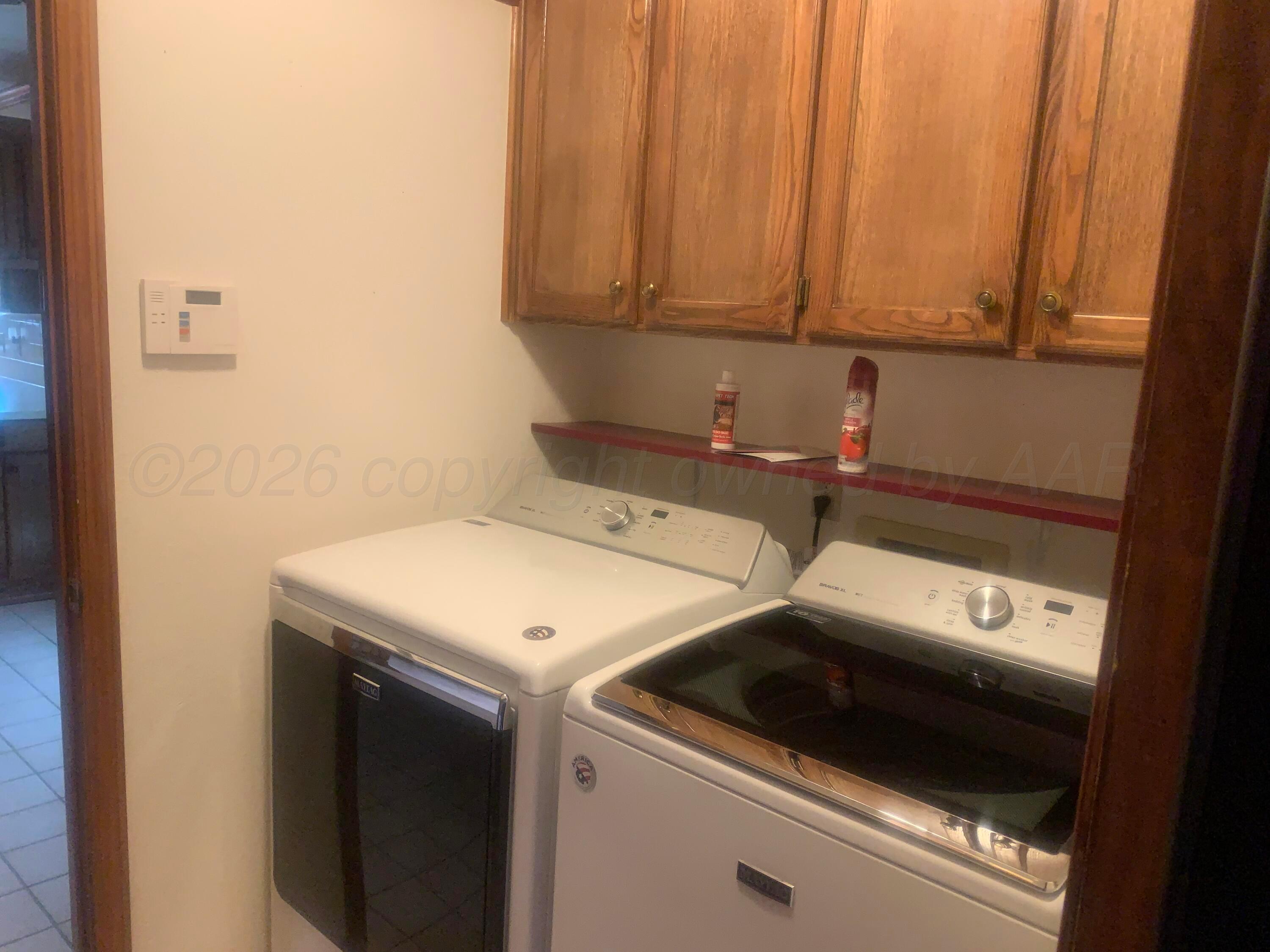 6101 Ridgewood Drive Amarillo, TX 79109 - Photo 13 of 28 a utility room with dryer and washer