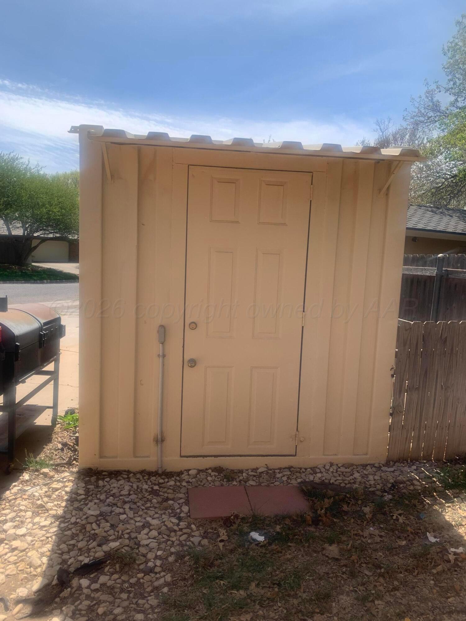 6101 Ridgewood Drive Amarillo, TX 79109 - Photo 17 of 28 a view of wooden fence