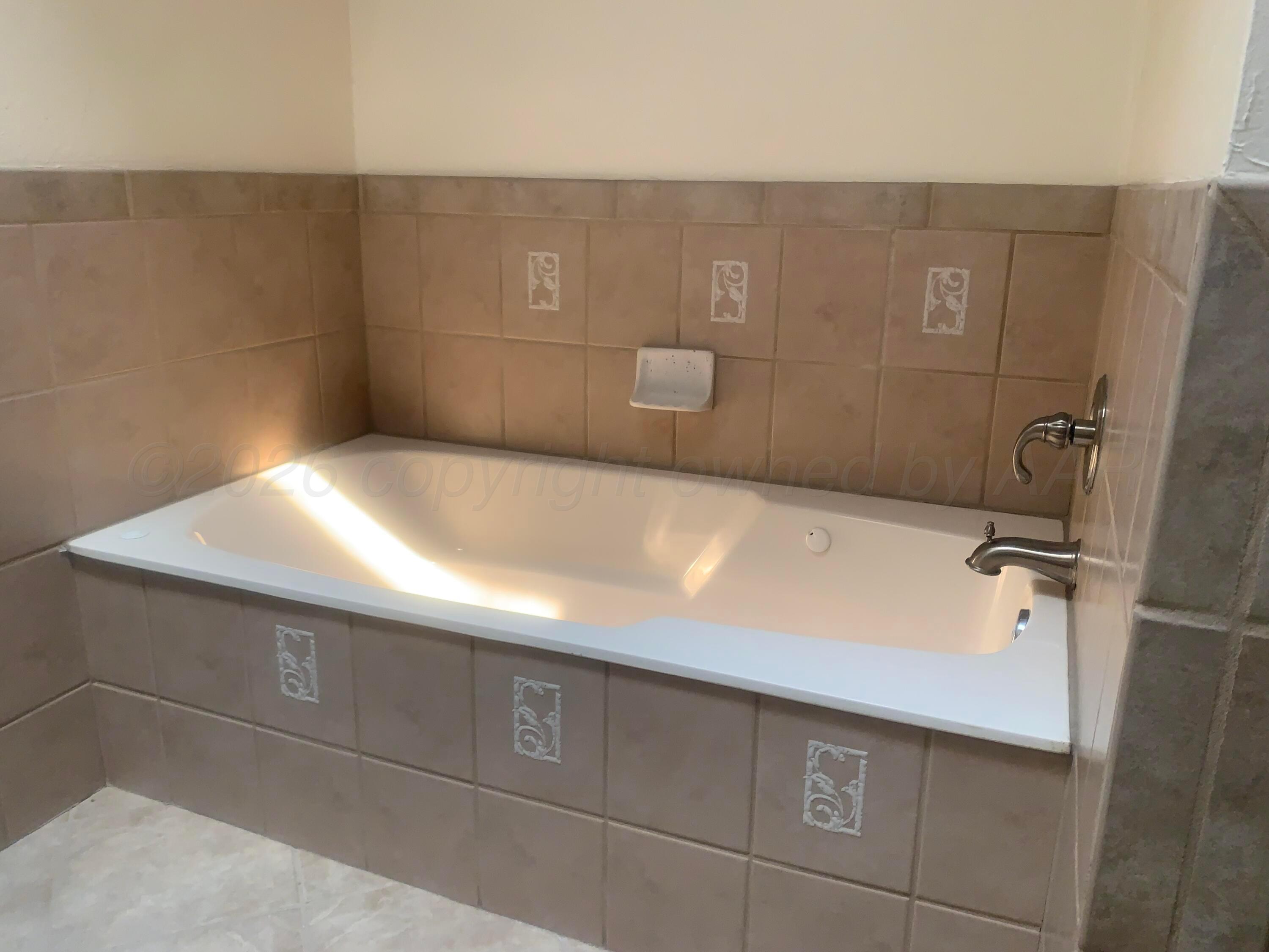 6101 Ridgewood Drive Amarillo, TX 79109 - Photo 21 of 28 a bathroom with a bathtub