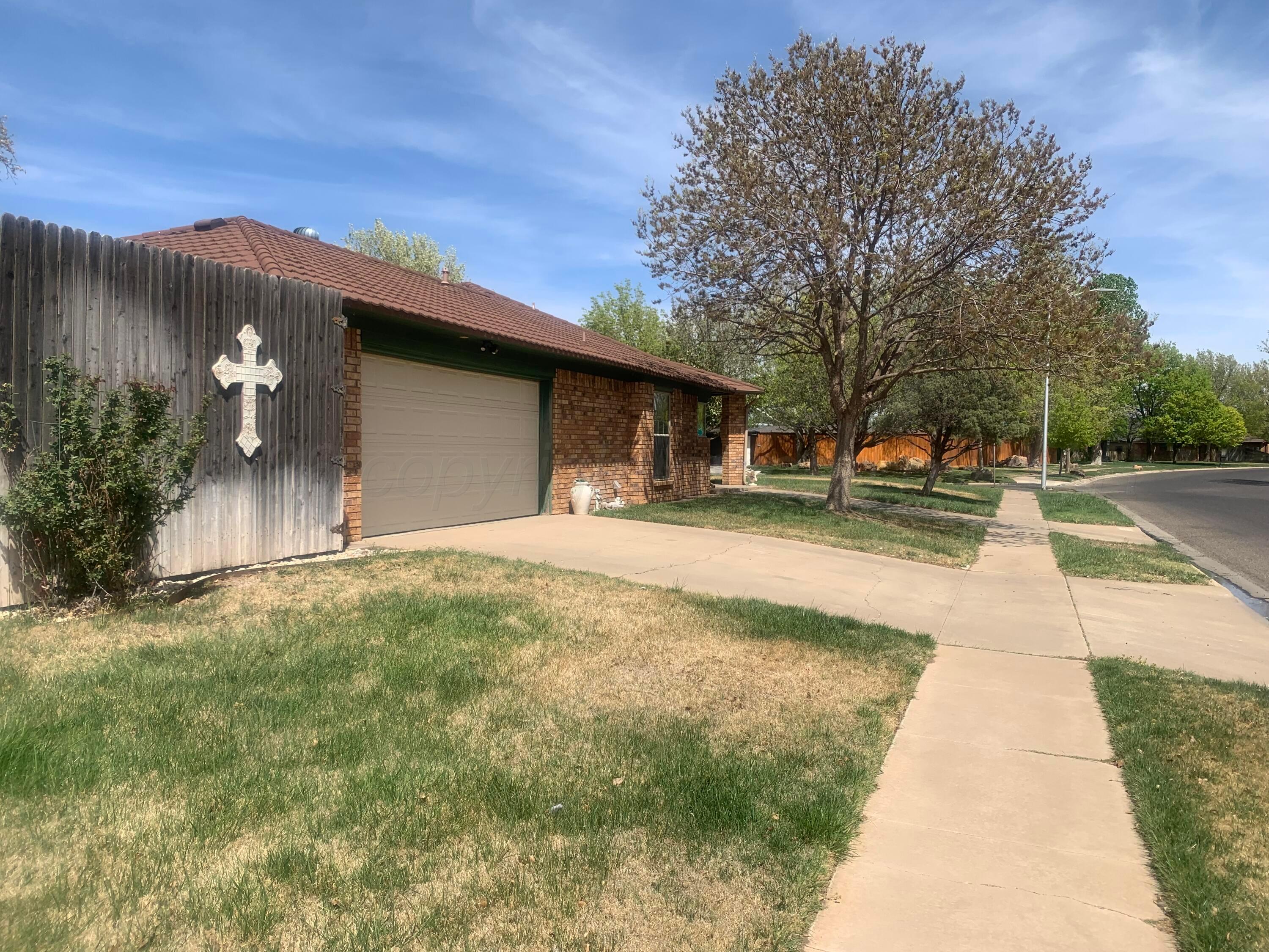 6101 Ridgewood Drive Amarillo, TX 79109 - Photo 28 of 28 a pathway of a house with a yard