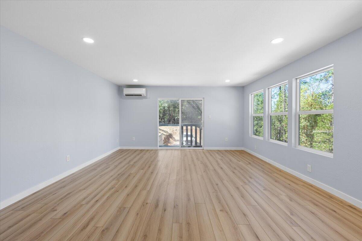 2016 Sykes Creek Road Rogue River, OR 97537 - Photo 15 of 47 Living Room