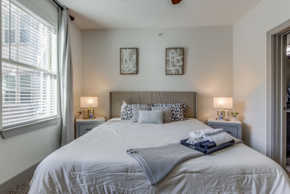 145 Heights Boulevard, Unit 229 Houston, TX 77007 - Photo 7 of 12 a bedroom with a large bed and a window