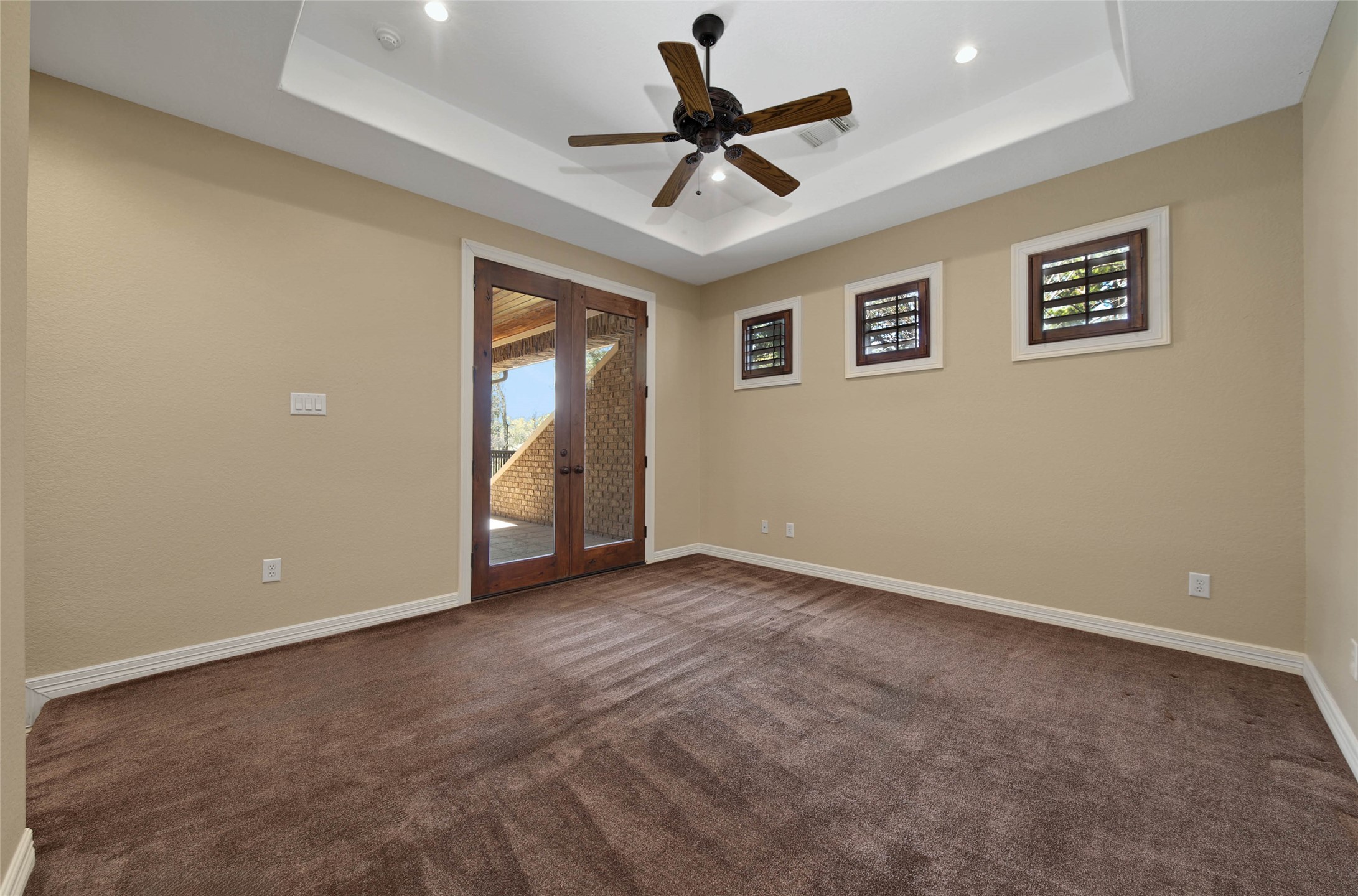6803 Star Ledge Court Spring, TX 77389 - Photo 30 of 48 Upstairs bedroom offers privacy for overnight guests - trey ceiling, full bath nearby, walk-in closet, Plantation shutters, balcony overlooking the pool and beautiful backyard grounds