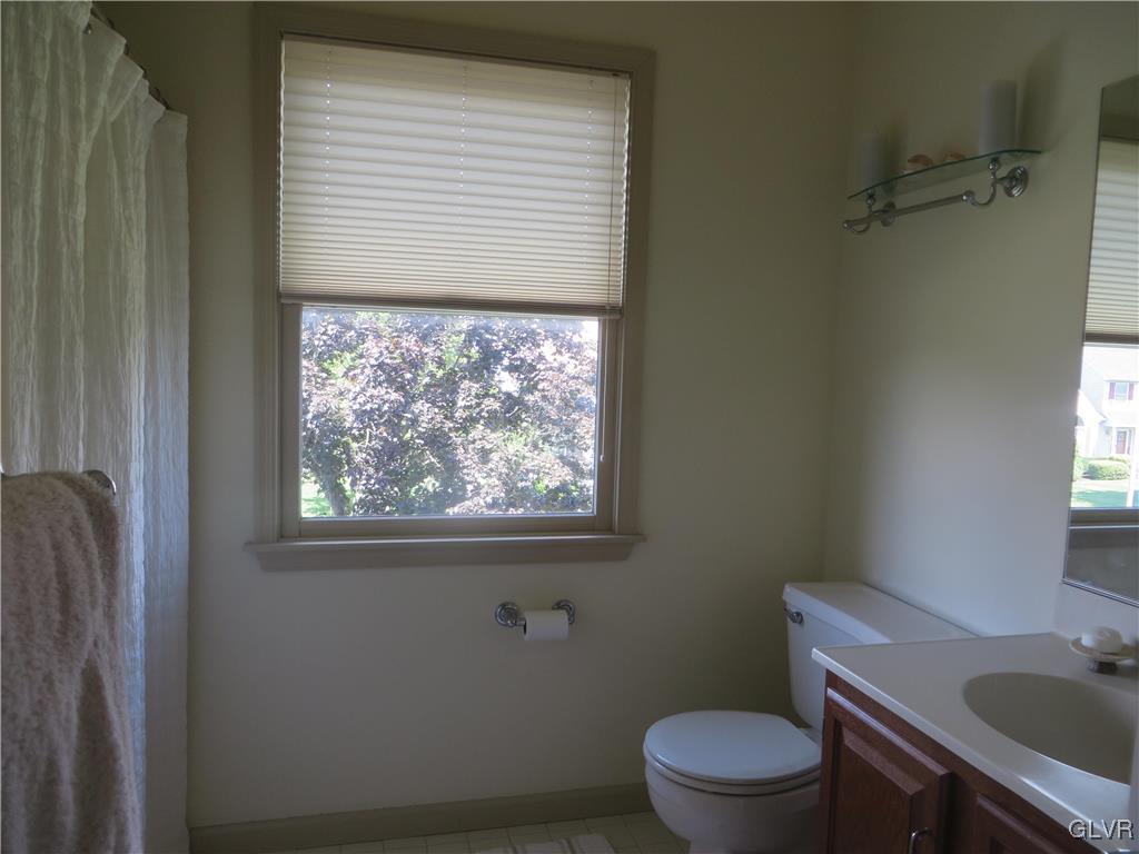 792 Hunter Road Easton, PA 18040 - Photo 17 of 26 Guest Bath