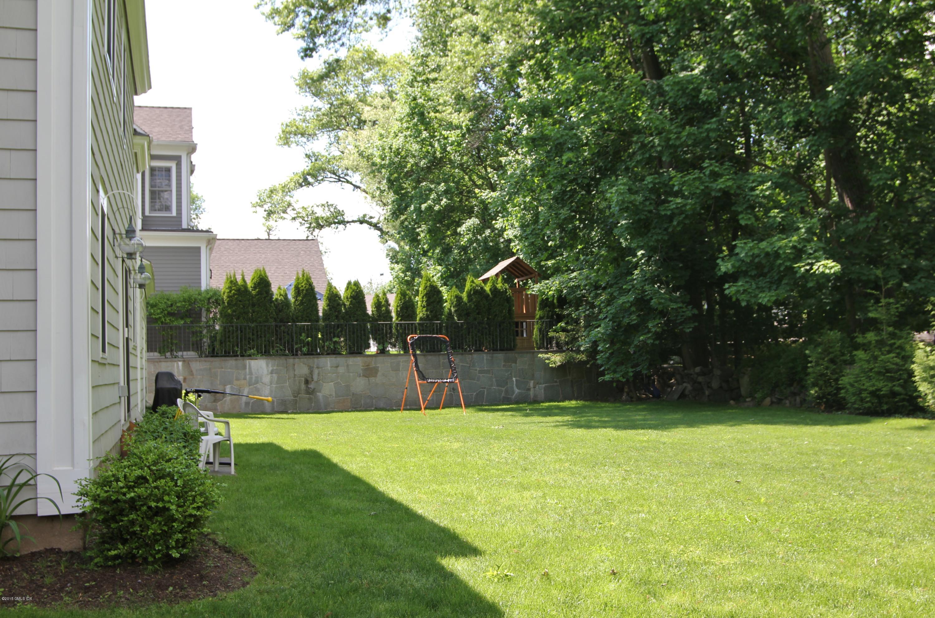 23 Dorchester Lane Riverside, CT 06878 - Photo 8 of 31 7 Back Yard
