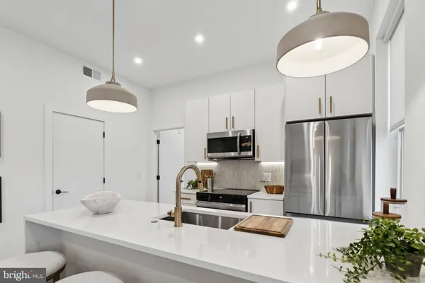 $2,000 | 20-30 West Allens Lane, Unit 201, Philadelphia, PA 19119