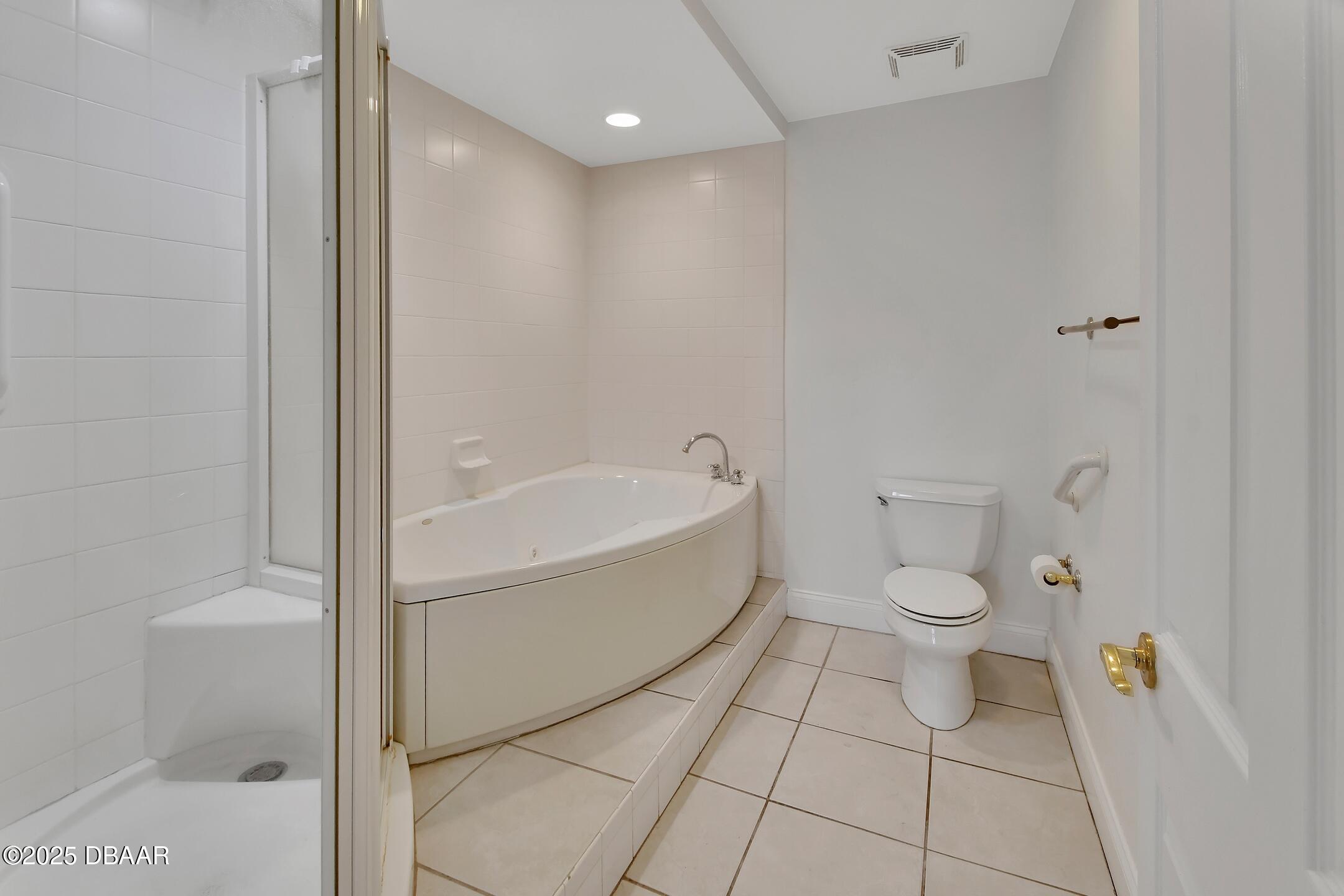 4623 Rivers Edge Village Lane, Unit 6308 Ponce Inlet, FL 32127 - Photo 13 of 55 a bathroom with a toilet and a bathtub