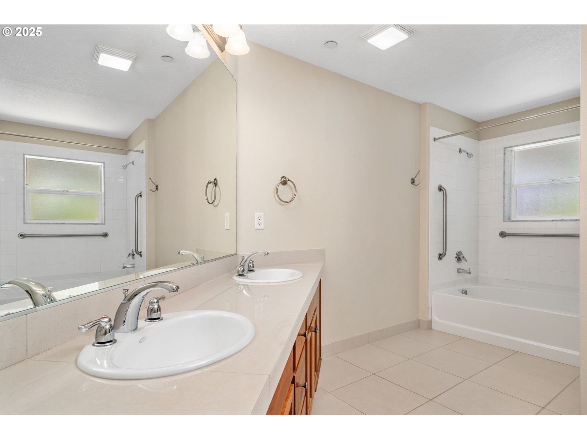 30406 Southwest Ruth Street, Unit 78 Wilsonville, OR 97070 - Photo 19 of 45 a bathroom with a sink a mirror and a bathtub