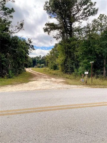 a view of a yard with a house