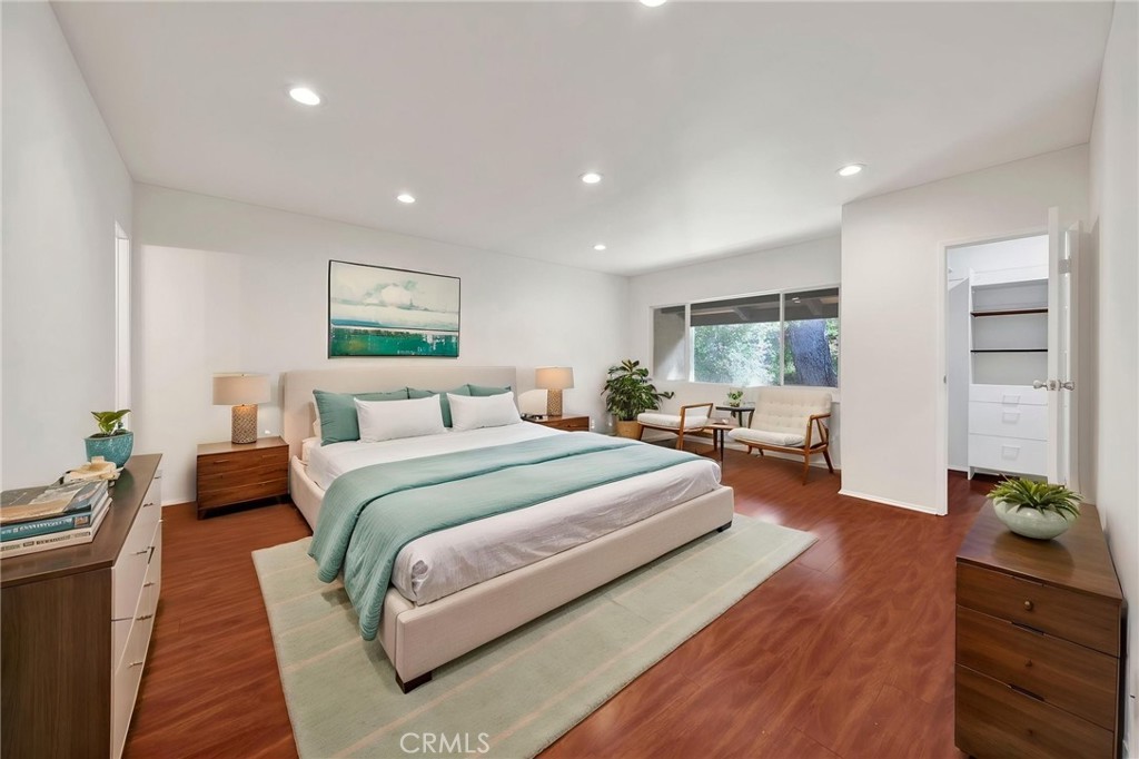 9745 Vía Roma Burbank, CA 91504 - Photo 15 of 38
