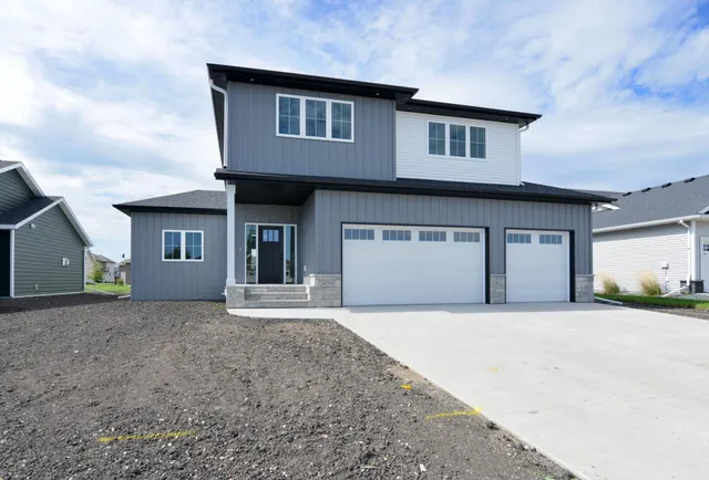 $673,000 | 4795 39th Street South, Fargo, ND 58104