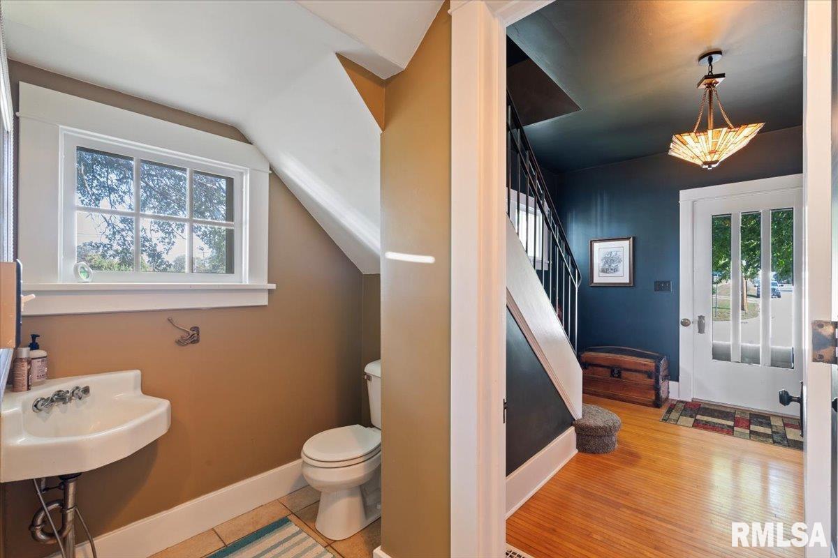 101 South Stewart Street Geneseo, IL 61254 - Photo 25 of 41 a bathroom with a toilet sink and mirror