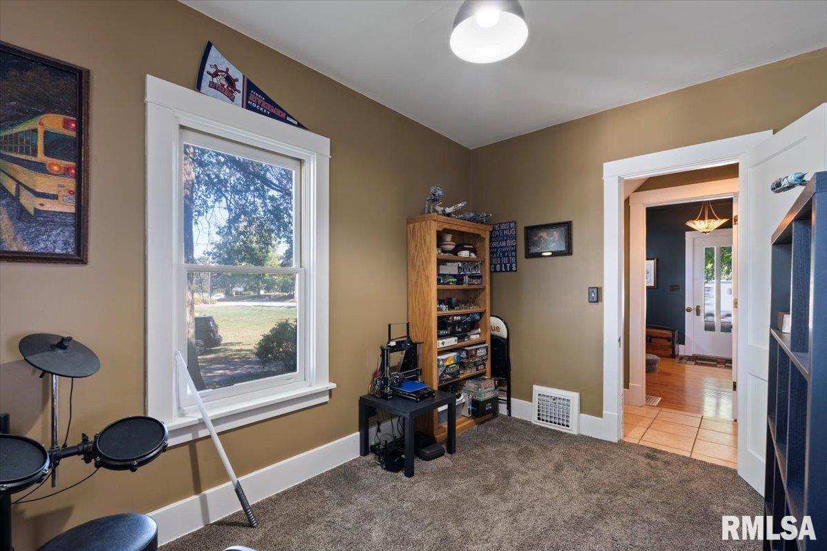 101 South Stewart Street Geneseo, IL 61254 - Photo 27 of 41 a room with furniture and a gate