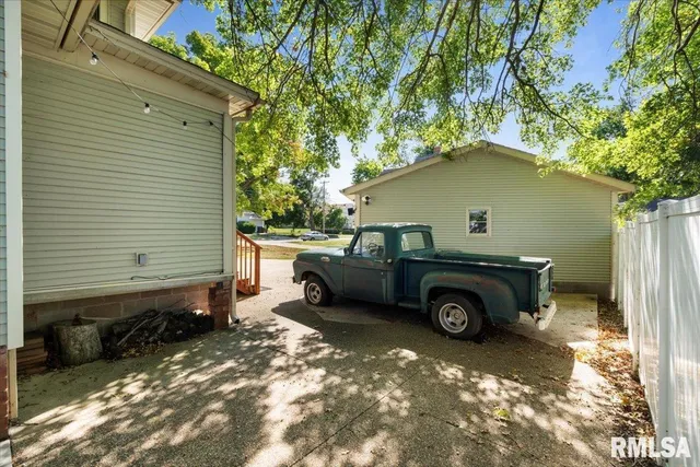 $200,000 | 101 South Stewart Street, Geneseo, IL 61254