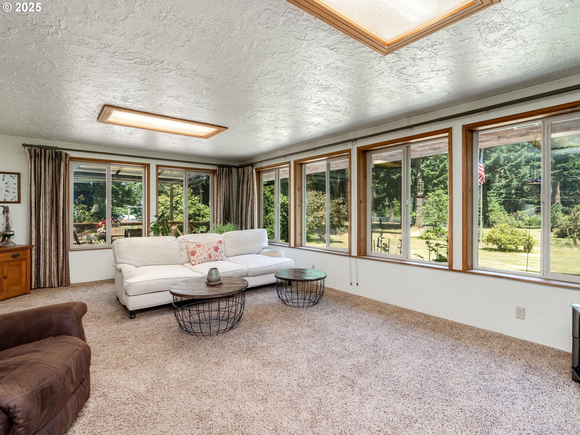 24873 South Beeson Road Beavercreek, OR 97004 - Photo 4 of 47 Living Room