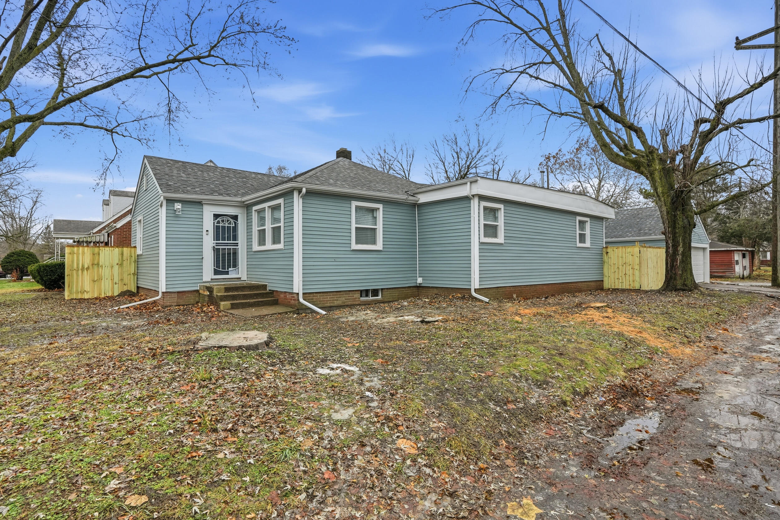 a view of a house with a backyard