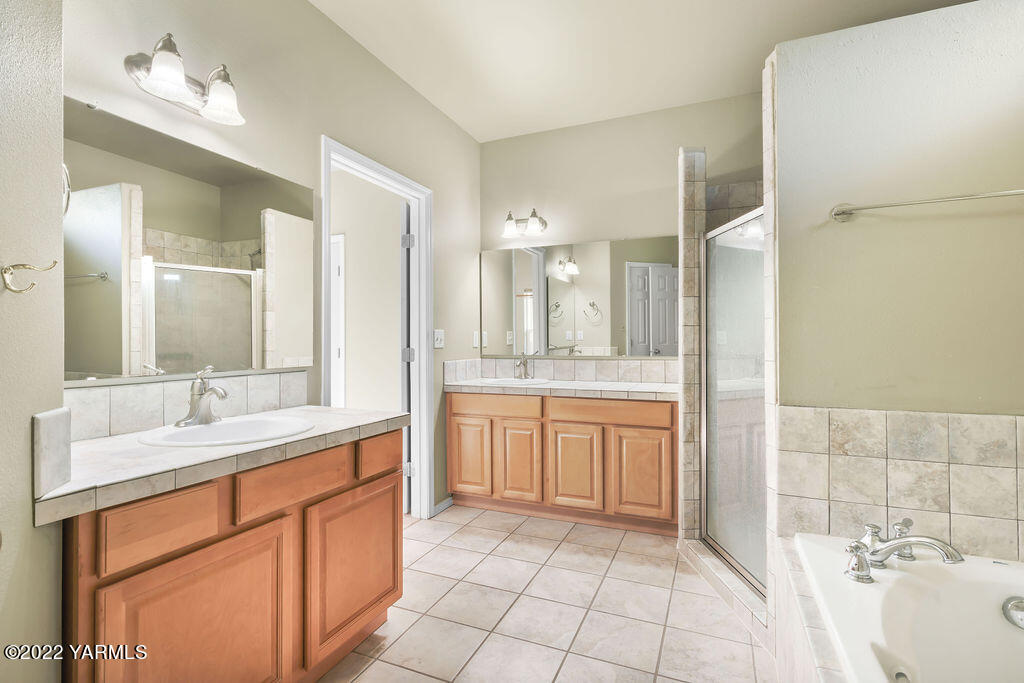 319 Ray Road Sunnyside, WA 98944 - Photo 18 of 21 a spacious bathroom with a granite countertop sink mirror and shower