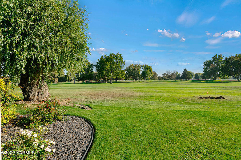 319 Ray Road Sunnyside, WA 98944 - Photo 20 of 21 a view of a golf course with a big yard