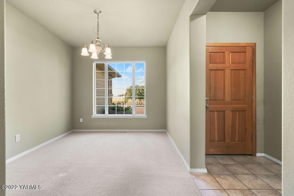 319 Ray Road Sunnyside, WA 98944 - Photo 4 of 21 a view of livingroom with window