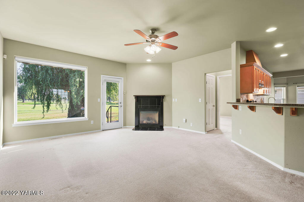 319 Ray Road Sunnyside, WA 98944 - Photo 6 of 21 a view of a livingroom with a ceiling fan and window