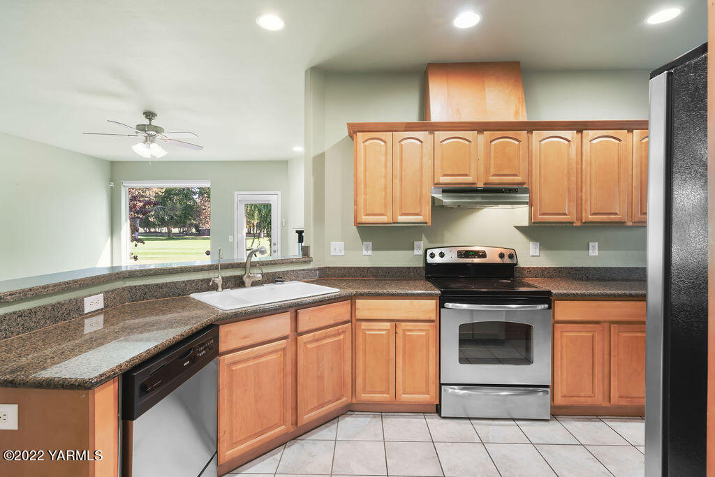 319 Ray Road Sunnyside, WA 98944 - Photo 8 of 21 a kitchen with a sink stove and cabinets
