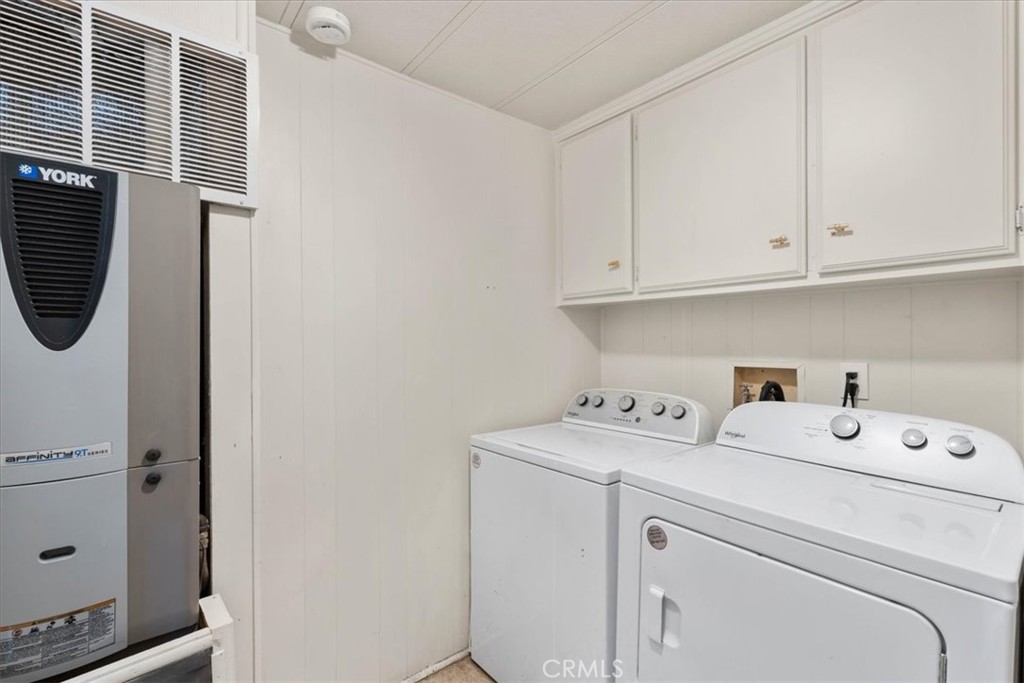 24835 Split Rail Road Wildomar, CA 92595 - Photo 17 of 36 Laundry room near kitchen.