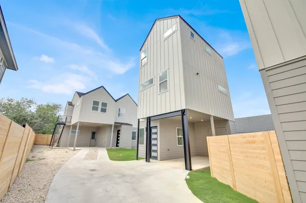 $2,525 | 7208 Providence Avenue, Unit 2, Austin, TX 78752