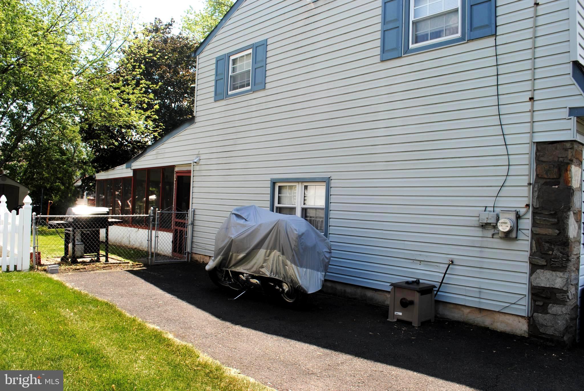 1004 Hilltop Road Warminster, PA 18974 - Photo 3 of 26 Exterior Side
