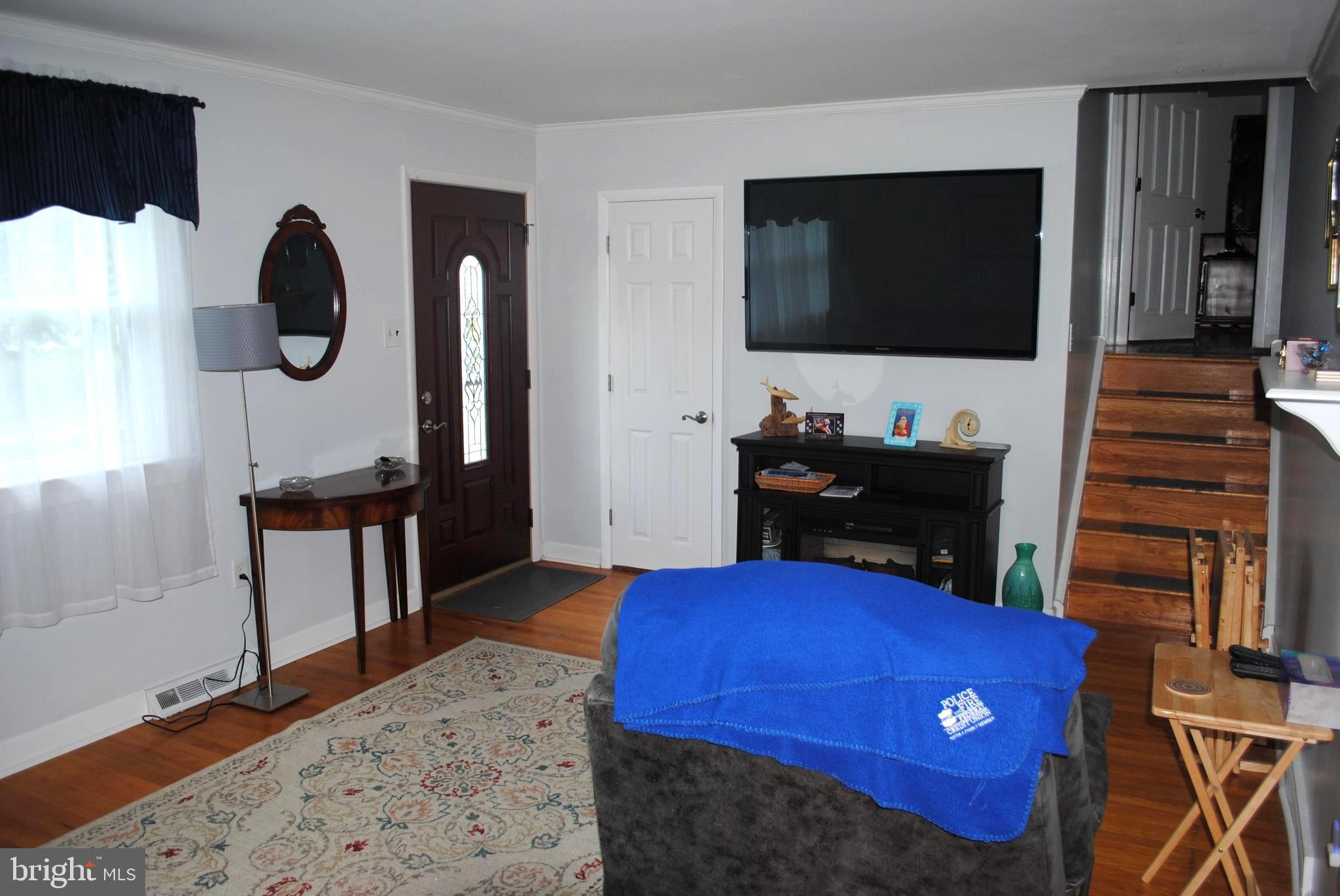 1004 Hilltop Road Warminster, PA 18974 - Photo 5 of 26 Living Room