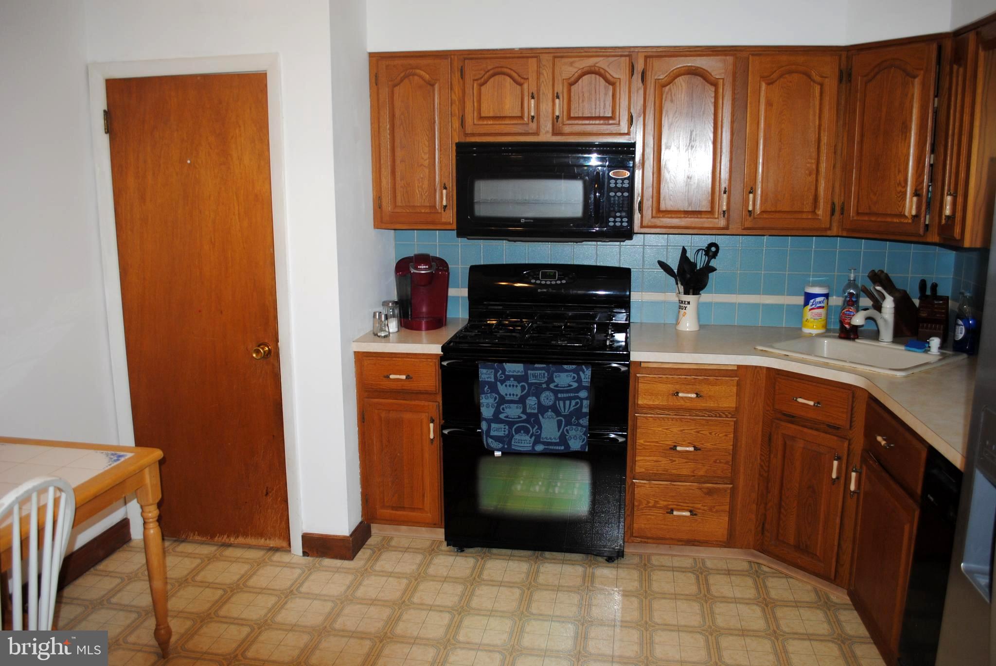 1004 Hilltop Road Warminster, PA 18974 - Photo 9 of 26 Kitchen