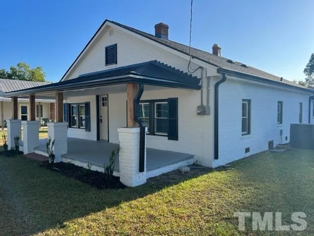 a front view of house with yard