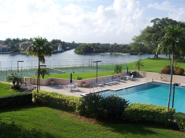 364 Golfview Road, Unit 402 North Palm Beach, FL 33408 - Photo 23 of 30 Everglades pool