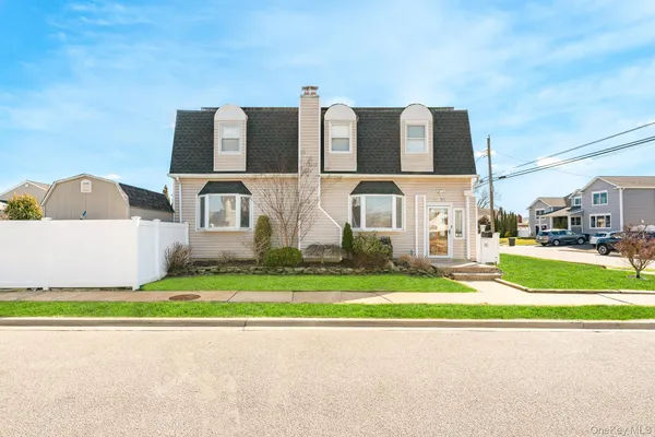 $829,990 | 2431 Riverside Drive, Wantagh, NY 11793