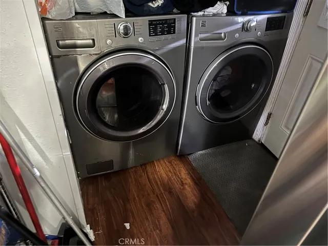 a close up view of a washer and dryer