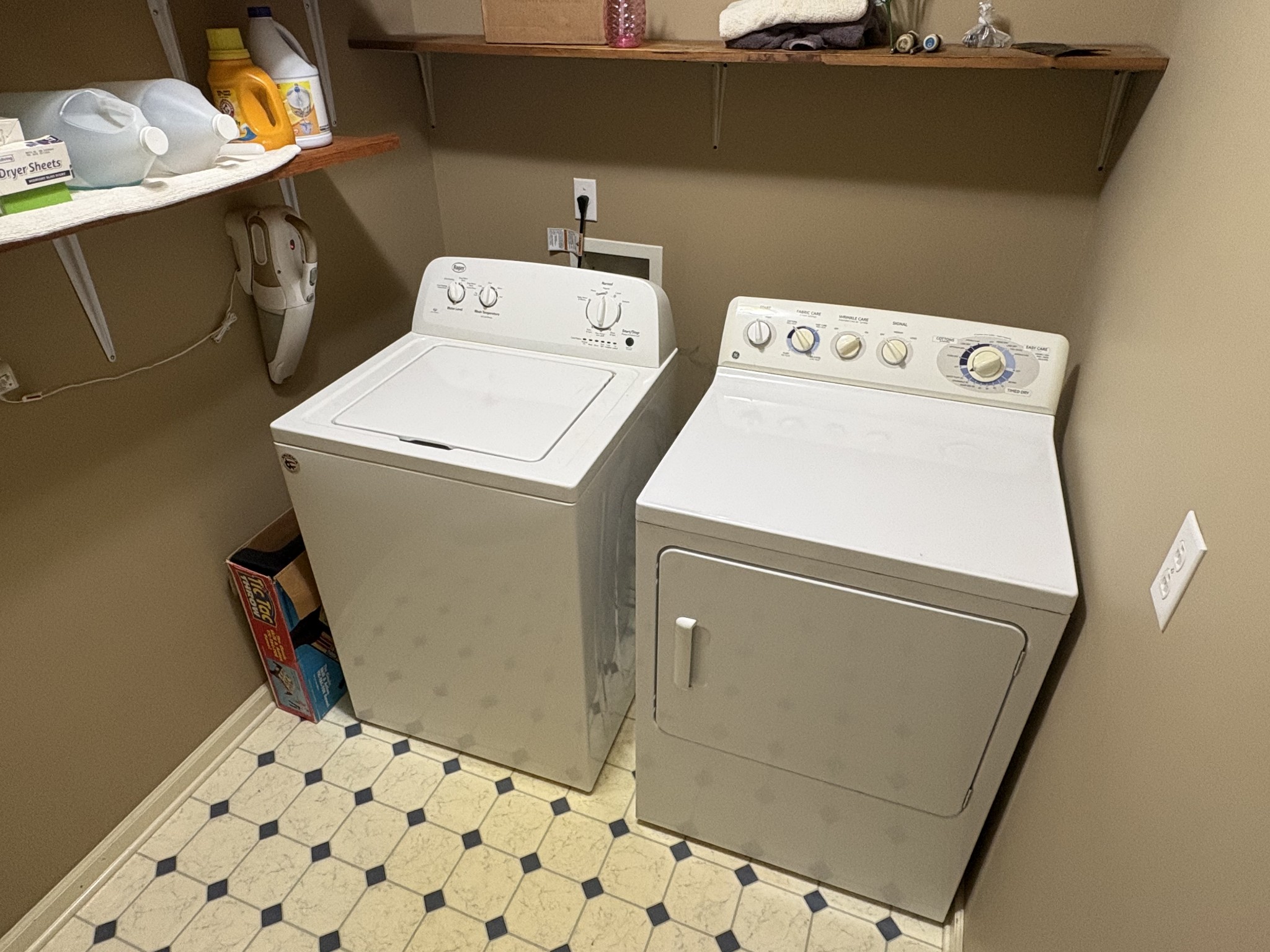 5234 Shellsford Road McMinnville, TN 37110 - Photo 31 of 59 a utility room with dryer and washer