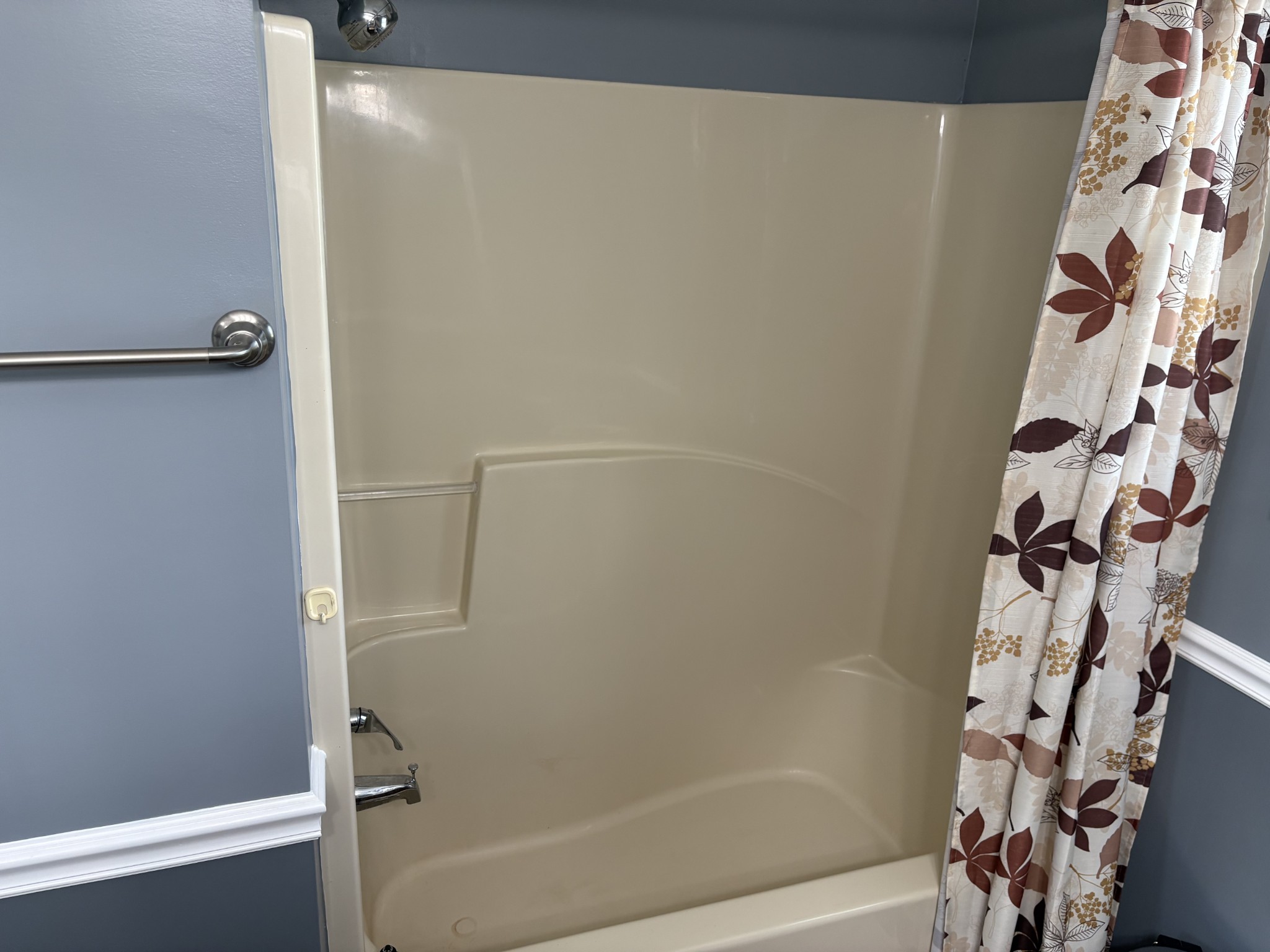 5234 Shellsford Road McMinnville, TN 37110 - Photo 43 of 59 a bathroom with a bathtub and shower