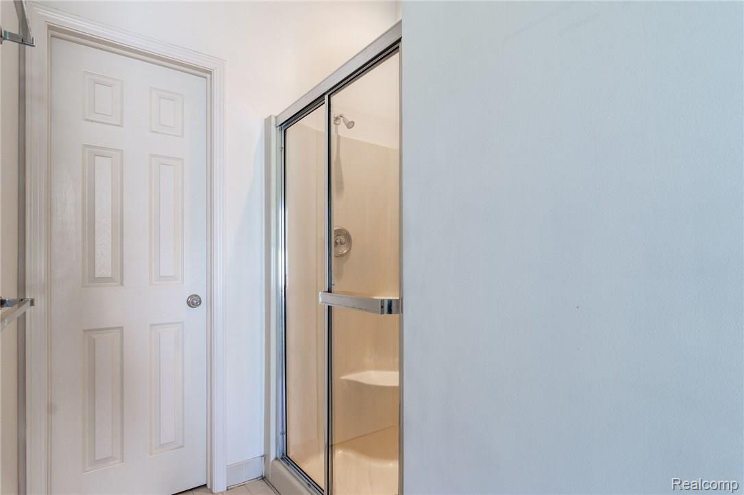 1186 Thames Drive Rochester, MI 48307 - Photo 20 of 30 master Bath RM (separate shower)