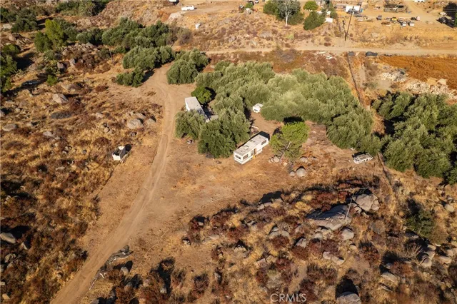a view of a yard with a tree