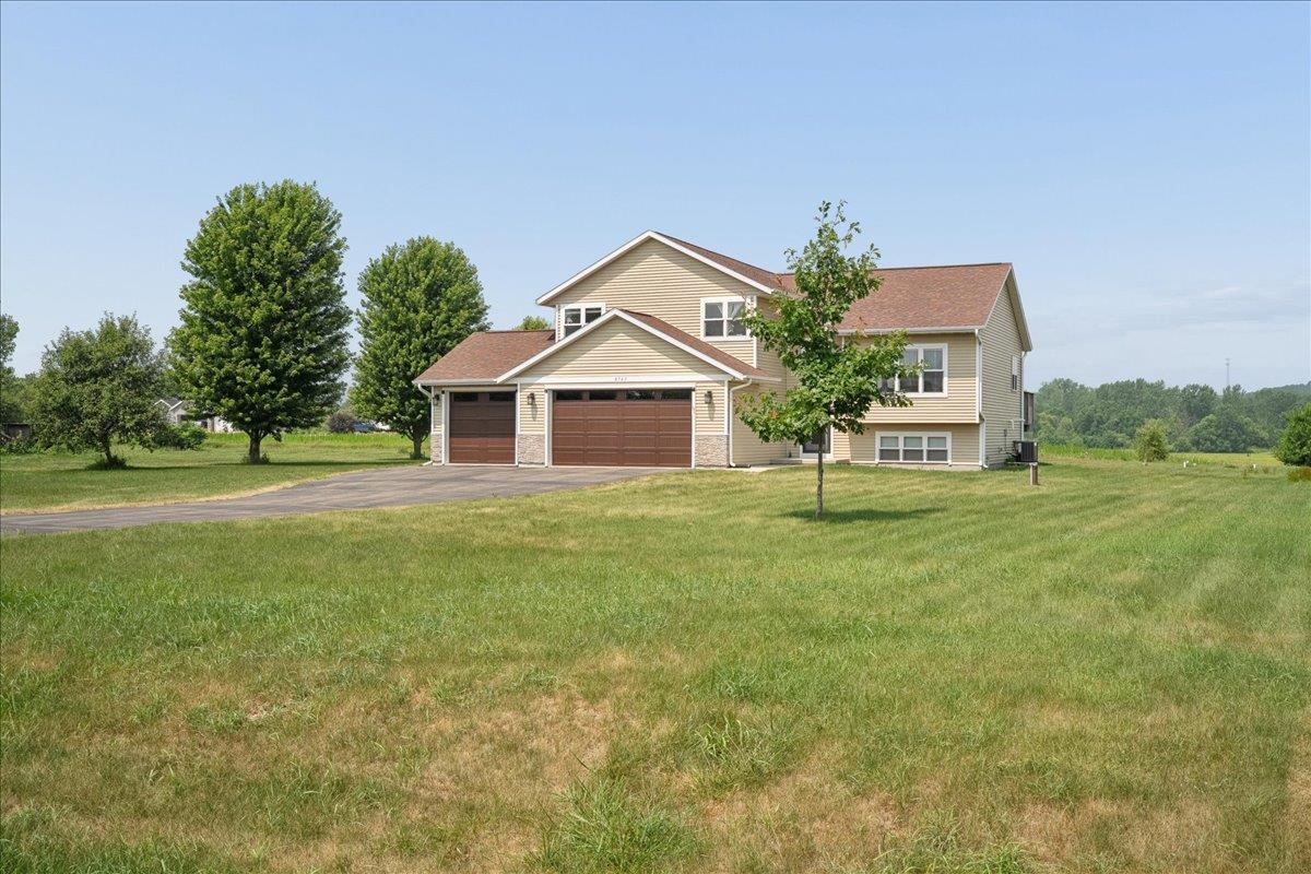 N8745 Hannah Road Belleville, WI 53508 - Photo 3 of 47