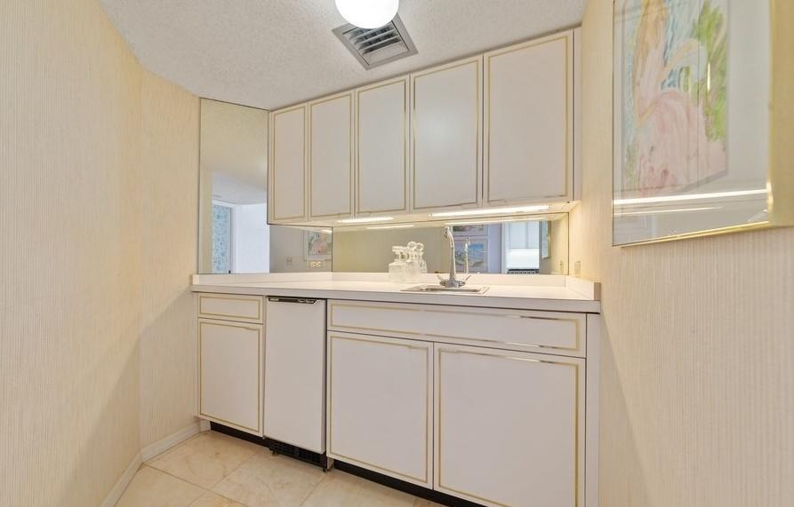 1500 South Ocean Boulevard, Unit S601 Boca Raton, FL 33432 - Photo 20 of 45 18_1500SOceanBlvd_S601_67_Bar_LowRes