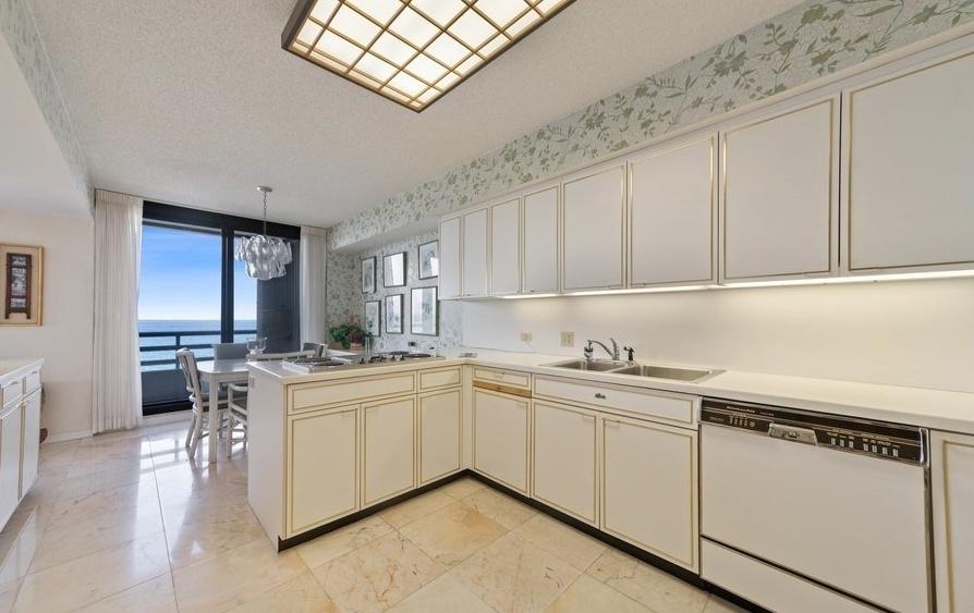 1500 South Ocean Boulevard, Unit S601 Boca Raton, FL 33432 - Photo 7 of 45 05_1500SOceanBlvd_S601_191_KitchenBreakf