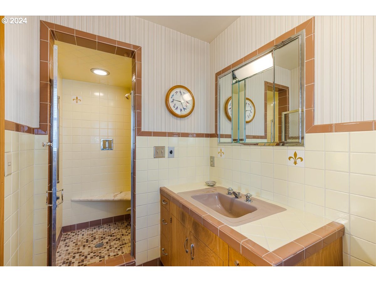 239 South Custer Street Portland, OR 97219 - Photo 15 of 43 Gallery Image 15